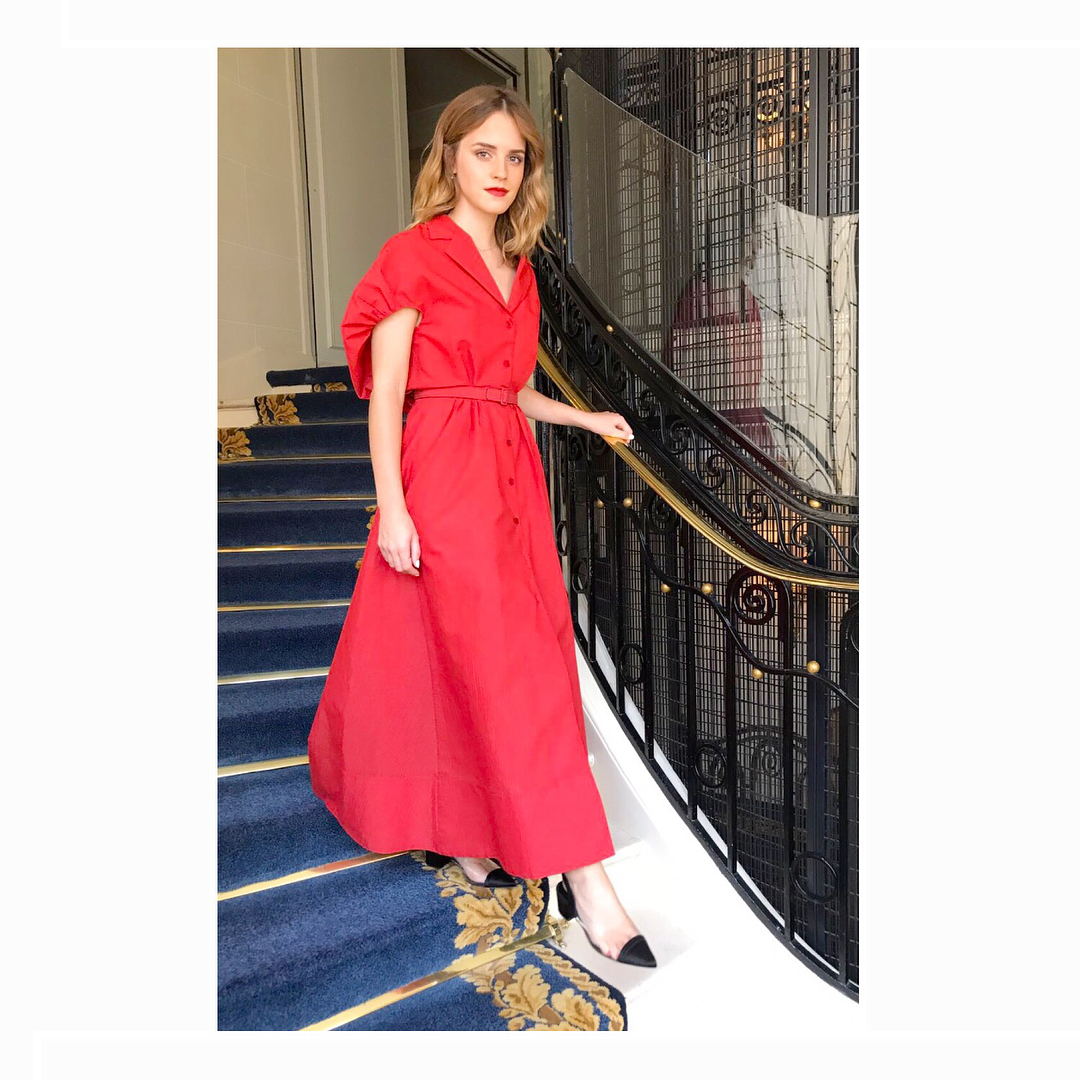 24 juni 2017: Thank you for having me Paris and @wearethecircle! 🇫🇷⭕ Dress by @rosie_assoulin, made in New York. The brand is working to get its Made in NY certificate, as the majority of its collections are produced locally. Rosie Assoulin works with artisans throughout the five boroughs of New York City, supporting the local economy. 
@anndraneen bag handcrafted by artisans in their Mexico City workshop. 
Shoes @creaturesofcomfort, crafted in a small factory just outside of Florence. 
Fairmined gold earrings by @anakhouri. Ana is a member of the Fair Trade Alliance for Responsible Mining. 
Rings by @maiyet. The brand embraces the next generation of master artisans and sources some of the rarest skills and traditions from countries such as India, Indonesia, Thailand, Italy, Peru, Bolivia, Zambia, Ghana and Mongolia.
@shiffonco jewellery made in New York City. Half the profit from Shiffon's pinky ring collection and 10% of profits from all other Shiffon products directly fund seed grants for female entrepreneurs and companies that promote the well-being of women. Through partnering with One Young World, Shiffon has been able to reach a growing group of young innovators across the globe.
All fashion info verified by @ecoage 
For skin, the organic concealer/foundation 'Un' Cover-Up in colour 22 by @rmsbeauty was used along with the @janeiredale Active Light Concealer under the eyes. Silicone-free Bronzer is @vitaliberata Trystal Self Tanning Bronzing Minerals. 
For eyes the Ecocert-certified @antonymcosmetics Natural Eyeliner Pencil in Brown and Organic Nosiette Eyeshadow were used. For brows, Jane Iredale Pure Brow Gel was used and @herbivorebotanicals Coco Rose Tint in Coral, which is suitable for vegans, was used to tint the cheeks.

All brands are cruelty-free and formulated using both natural, mineral and organic ingredients.

All beauty info verified by @contentbeauty
