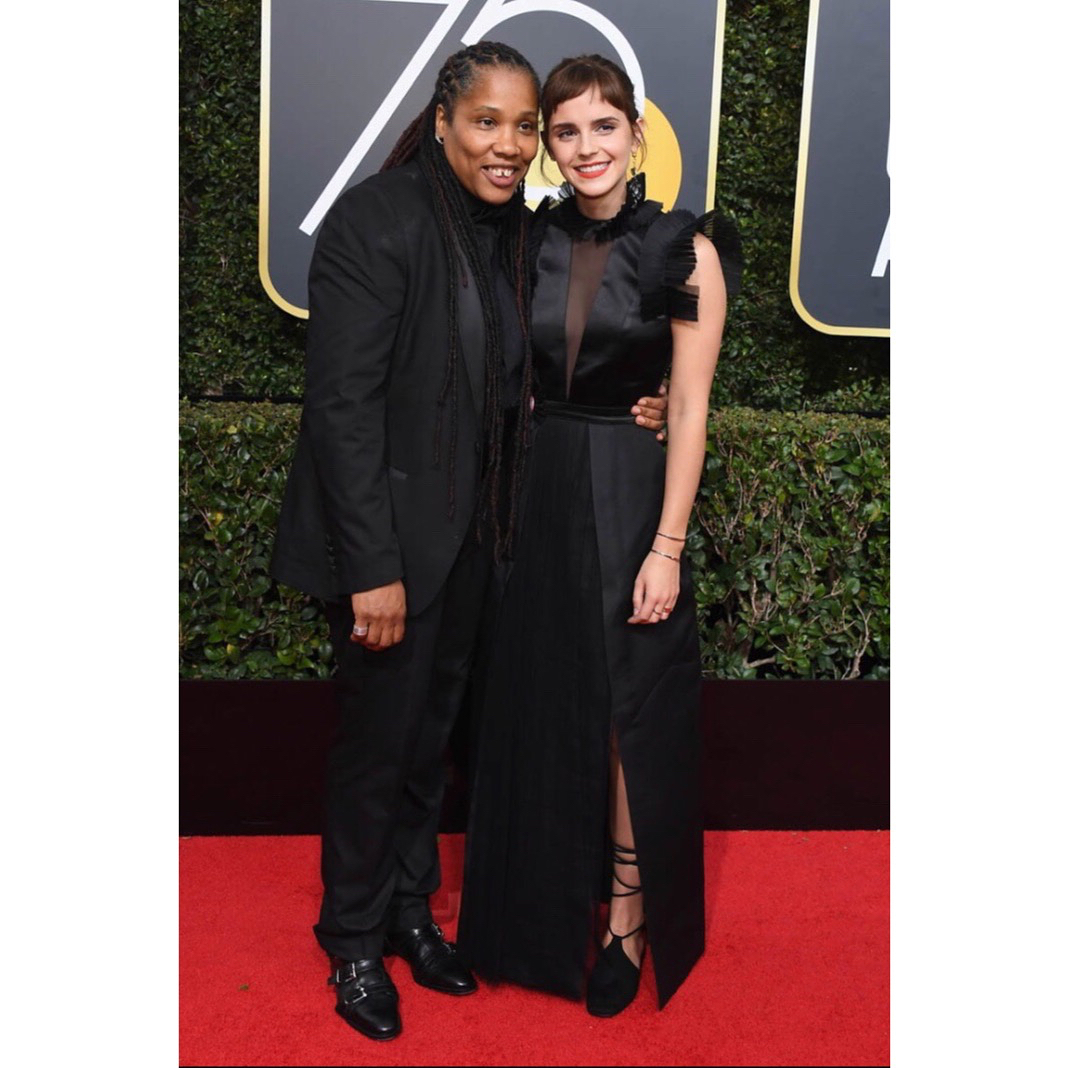 17 janauri 2018: An amazing night at The Golden Globes with @jusmarai. Sustainable dress by @ronaldvanderkemp made from discarded fabrics and adorned with an @era50_50 pin (an organization out of the UK campaigning for equal representation for women on stage and on screen)
Shoes @creaturesofcomfort, crafted in a small factory outside of Florence.
Earring also by RVDK from upcycled materials and jewelry by @lilianvontrapp handcrafted from recycled gold and vintage diamonds. LVT also uses recycled materials for packaging and gives a percentage of each purchase to PACT. Skin prepped with @MUNskincare Aknari Brightening Serum, @Evolueskincare Day and Night Cream Normal + Sensitive Skin, and @TataHarperskincare Illuminating Eye Cream. My staple @rmsbeauty 'Un' Cover-Up as concealer & foundation. For Eyes & Brows, @alimapure Natural Definition Brow Pencil in Medium + @100percentpure Green Tea Fiber Brow Builder in Medium, @janeiredale Liquid Liner in Black and @kjaerweis Mascara. Lips - @100percentpure Lip Carmel in Scotch Kiss. Makeup sealed with @mvskincare Rose Hydrating Mist. All brands are cruelty-free and use natural and organic ingredients.
Haircut and new fringe by Jenny Harling
