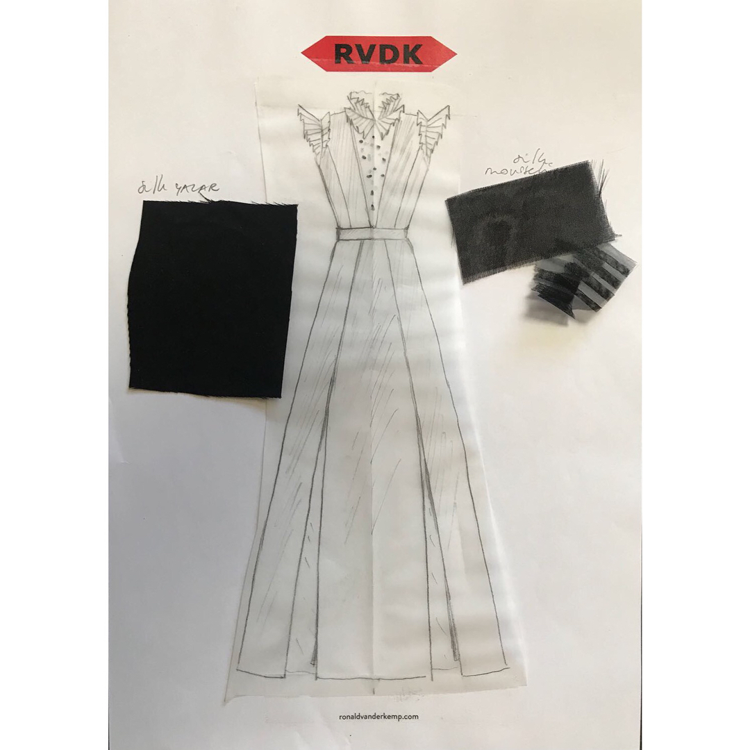 17 janauri 2018: An amazing night at The Golden Globes with @jusmarai. Sustainable dress by @ronaldvanderkemp made from discarded fabrics and adorned with an @era50_50 pin (an organization out of the UK campaigning for equal representation for women on stage and on screen)
Shoes @creaturesofcomfort, crafted in a small factory outside of Florence.
Earring also by RVDK from upcycled materials and jewelry by @lilianvontrapp handcrafted from recycled gold and vintage diamonds. LVT also uses recycled materials for packaging and gives a percentage of each purchase to PACT. Skin prepped with @MUNskincare Aknari Brightening Serum, @Evolueskincare Day and Night Cream Normal + Sensitive Skin, and @TataHarperskincare Illuminating Eye Cream. My staple @rmsbeauty 'Un' Cover-Up as concealer & foundation. For Eyes & Brows, @alimapure Natural Definition Brow Pencil in Medium + @100percentpure Green Tea Fiber Brow Builder in Medium, @janeiredale Liquid Liner in Black and @kjaerweis Mascara. Lips - @100percentpure Lip Carmel in Scotch Kiss. Makeup sealed with @mvskincare Rose Hydrating Mist. All brands are cruelty-free and use natural and organic ingredients.
Haircut and new fringe by Jenny Harling
