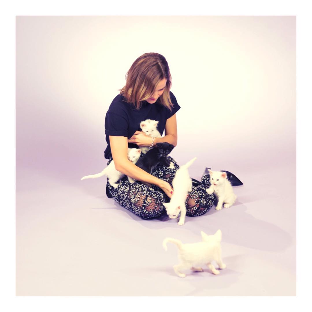 11 maart: Follow @the_press_tour for a peek behind-the-scenes of our @beautyandthebeast press tour. Plus surprise kittens! (Courtesy of @buzzfeed) 🐱💚🌹
11 maart: Follow @the_press_tour for a peek behind-the-scenes of our @beautyandthebeast press tour. Plus surprise kittens! (Courtesy of @buzzfeed) 🐱💚🌹