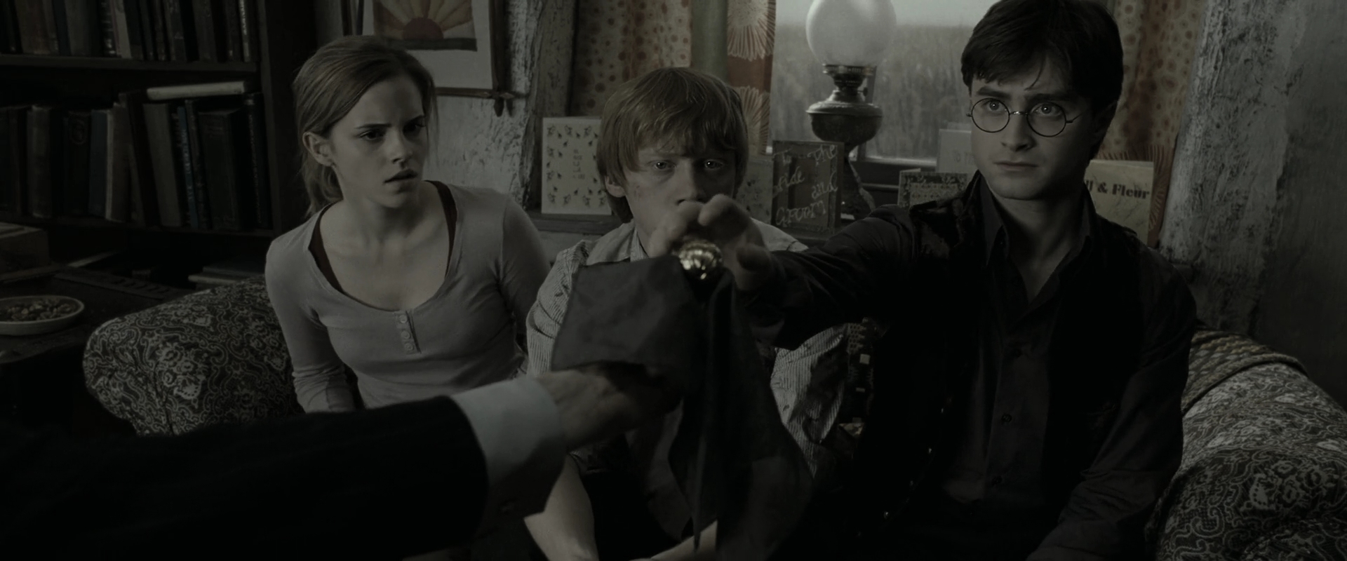 EmmaWatsonFan_dot_nl-HarryPotterAndTheDeathlyHallowsPart1-1767.jpg EmmaWatsonFan_dot_nl-HarryPotterAndTheDeathlyHallowsPart1-1767.jpg