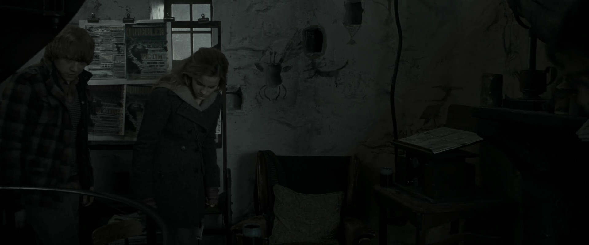 EmmaWatsonFan_dot_nl-HarryPotterAndTheDeathlyHallowsPart1-6710.jpg