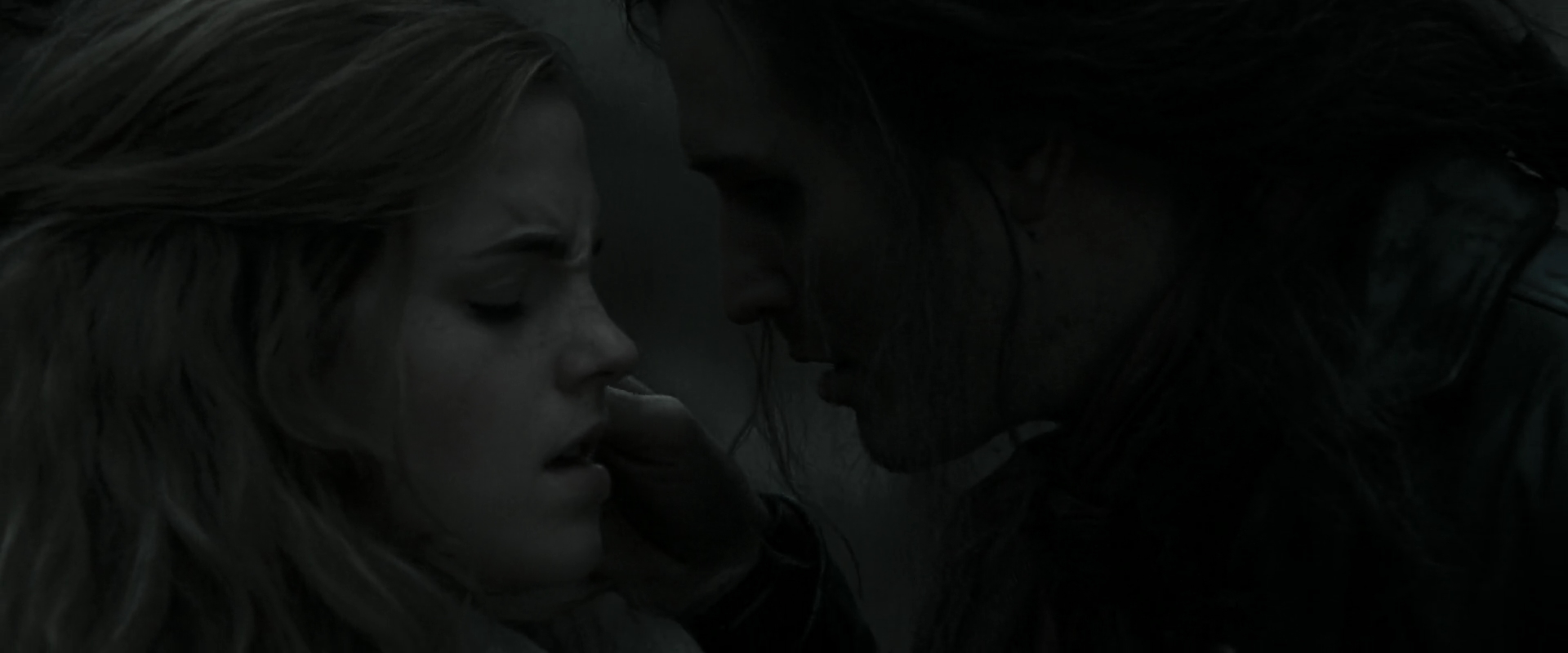 EmmaWatsonFan_dot_nl-HarryPotterAndTheDeathlyHallowsPart1-7023.jpg
