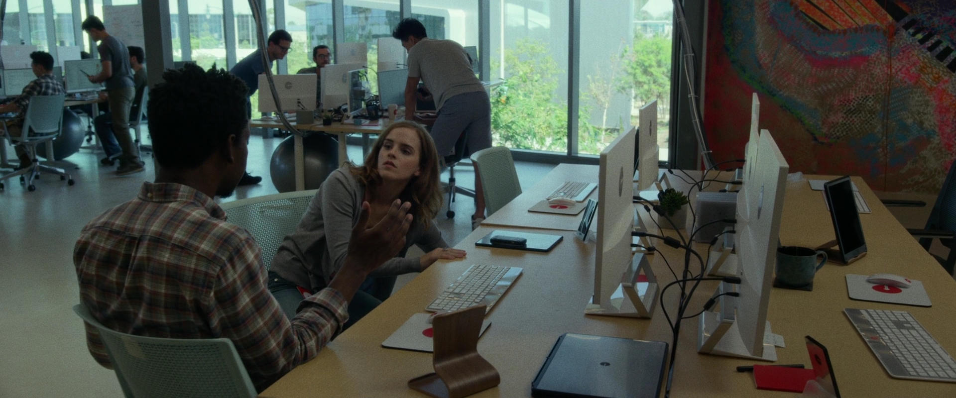 EmmaWatsonFan-dot-nl_TheCircle0571.jpg