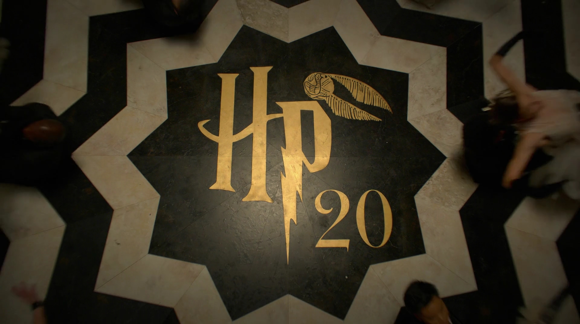 EmmaWatsonFan-dot-nl_HarryPotter-ReturnToHogwarts0155.jpg