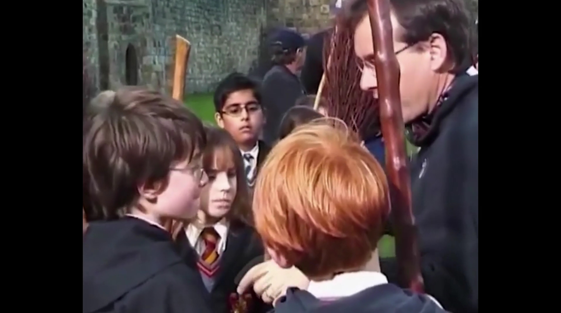EmmaWatsonFan-dot-nl_HarryPotter-ReturnToHogwarts0817.jpg EmmaWatsonFan-dot-nl_HarryPotter-ReturnToHogwarts0817.jpg